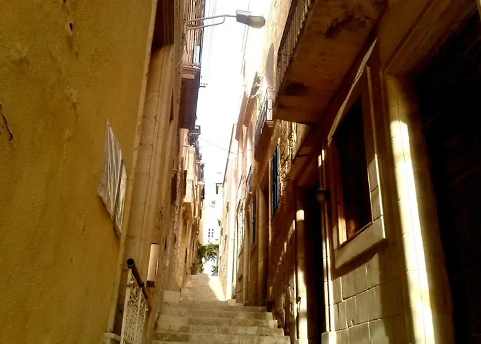 Townhouse , * Cospicua